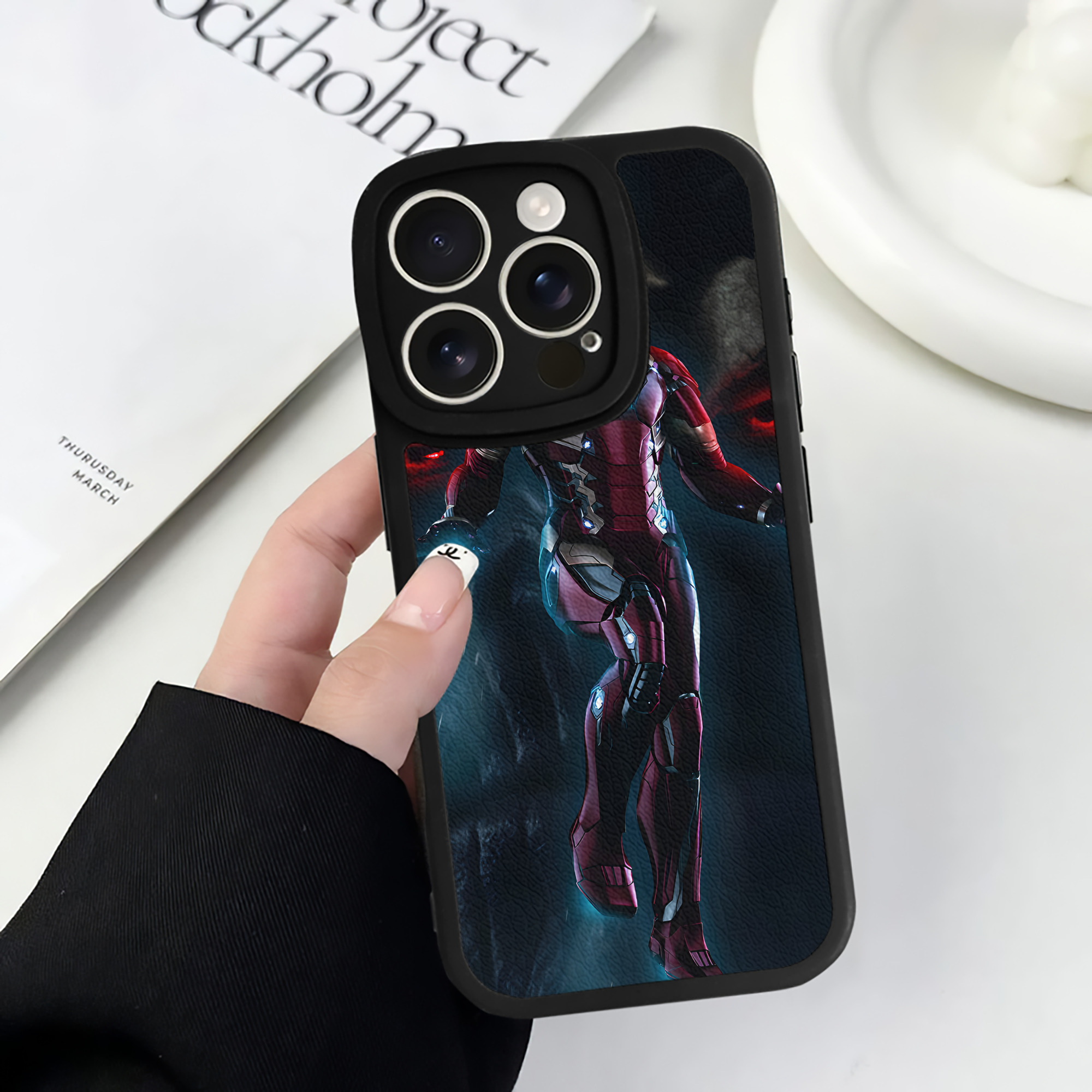 （画像用） アベンジャーズ The Avengers 【iPhone 16シリーズ対応】シリコンスマホケース（レザー調） 材質：シリコン